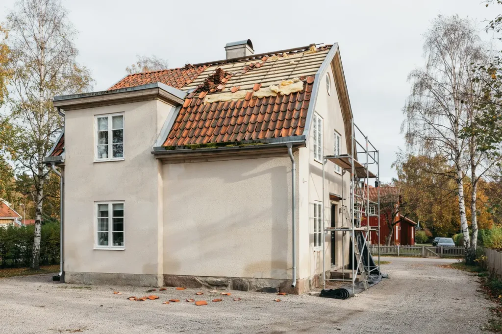 takrenovering p villa tecken p att det r dags smarta materialval och vad arbetet brukar kosta